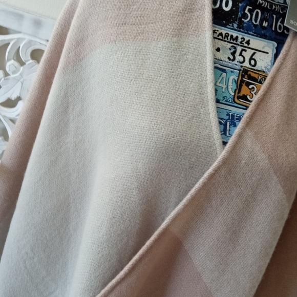 SOIA&KYO OSFA Soft Stylish Wrap Cover Tan/Cream Color Fashionable Fall 🍂 Attire - Picture 4 of 14